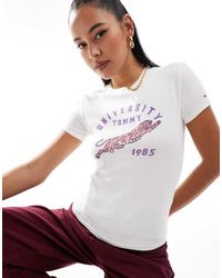 Tommy Hilfiger - Camiseta Blanca Con Estampado Gráfico "University" De -Blanco - Lyst