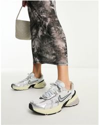 Nike - V2k run - sneakers unisex bianche e argento - Lyst