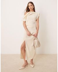 ASOS - Robe mi-longue drapée à détail aux épaules et épaule tombante - babeurre - Lyst
