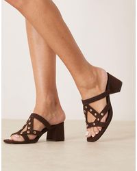 ASOS - Howdy - mules en suédine à talon mi-haut avec détail cage clouté - chocolat - Lyst