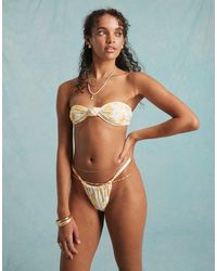 Miss Selfridge - – trägerloses bikinioberteil mit knotendetail und frucht-print - Lyst
