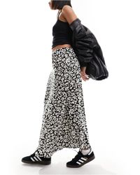Vero Moda - Falda larga con cinturilla elástica y estampado floral monocromático - Lyst