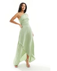 TFNC London - L'invitée - robe longue asymétrique en satin avec jupe portefeuille - sauge - Lyst