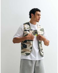 ASOS - Chaleco Utilitario Resistente Al Agua Con Estampado De Camuflaje Stormmax-Verde - Lyst