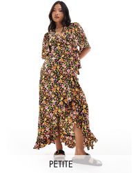 Vero Moda - Vestito lungo a portafoglio con stampa a fiori su base scura - Lyst