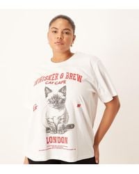 ASOS - Camiseta Blanca De Corte Estándar Con Estampado Gráfico "Cat Cafe" De Asos Design Curve - Lyst