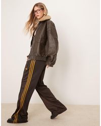 adidas Originals - Pantalones De Chándal Marrones De Corte Suelto Firebird De - Lyst