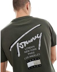 Tommy Hilfiger - T-Shirt Regular Fit Oliva E Bianca Con Firma Stampata Sul Retro - Lyst