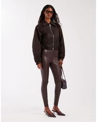New Look - Legging en similicuir - marron foncé - Lyst