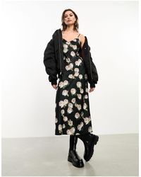 AllSaints - Exclusivité x asos - tierny - robe nuisette longue en satin à imprimé roses - Lyst