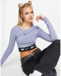 Nike - Crop top à manches longues avec bande à logo - ardoise cendré - Lyst