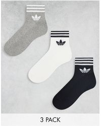 adidas Originals - Confezione da 3 paia di calzini alla caviglia bianchi, grigi e neri con trifoglio - Lyst