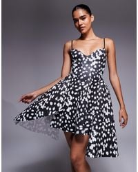 ASOS - – gepunktetes minikleid aus neoprenartigem stoff mit camisole-trägern und weitem, schwingendem, asymmetrischem saum - Lyst