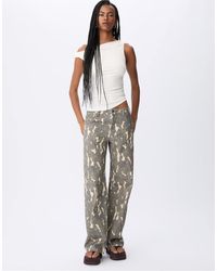 Stradivarius - Pantaloni Kaki Dritti Con Stampa - Lyst