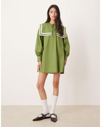 Glamorous - Robe babydoll courte avec encolure fantaisie carrée - olive foncé/blanc - Lyst