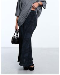 Weekday - Paige - jupe mi-longue coupe sirène à motif écossais ondulé - noir et bleu marine - Lyst