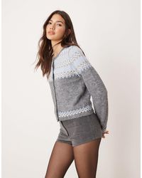 ASOS - – weihnachtliche strickjacke aus flauschigem garn mit rundhalsausschnitt und gestreiftem norwegermuster - Lyst