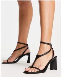 Dames Sandalen met hak Dames Schoenen voor voor Hakken voor Sandalen met hak  Bershka Rubber Sandalen Met T-bar En Halfhoge Hak in het Zwart  allware.com.br
