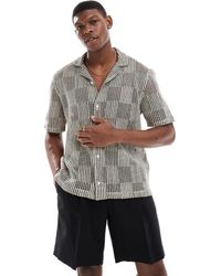 Hollister - – kurzärmliges patchwork-hemd aus häkelstoff - Lyst