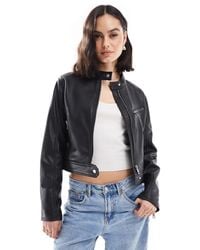 Stradivarius - – kragenlose jacke aus kunstleder - Lyst