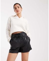 Miss Selfridge - Pantalones Cortos Negros Con Cinturón De Cuero Sintético De - Lyst