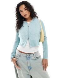 Monki - Geribbeld Zacht Gebreid Vest Met Capuchon En Rits Die Twee Kanten Op Kan - Lyst