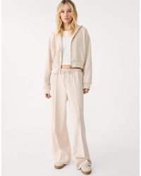 Stradivarius - Pantaloni A Fondo Ampio Morbidi Al Tatto Color Pietra Con Cuciture - Lyst