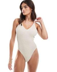 Vero Moda - Maillot 1 pièce échancré et froissé avec bretelles croisées dans le dos - crème - Lyst