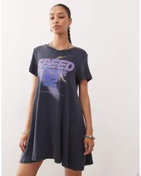 Monki - Vestito T-Shirt Corto Con Vita Scesa E Stampa "Speed" - Lyst