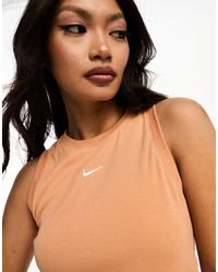 Nike - Crop top senza maniche marrone ambra a coste con fondo arrotondato e logo piccolo - Lyst