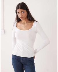 Monki - T-Shirt A Maniche Lunghe Bianca Slim Con Scollo Rotondo - Lyst