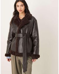 Gina Tricot - Kort Teddy Jack Met Riem Van Pu - Lyst