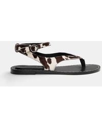 Pull&Bear - Platte Leren Sandalen Met Contrasterende Koeienhuidprint - Lyst