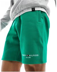 Tommy Hilfiger - Pantaloncini felpati verdi con logo piccolo - Lyst