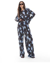 Vero Moda - Pantaloni Plissé A Fondo Ampio Color Cioccolato E Blu A Fiori - Lyst