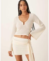 ASOS - Top Con Cuello De Pico, Mangas Acampanadas Y Detalle Dorado De Tejido Texturizado De (Parte De Un Conjunto)-Blanco - Lyst