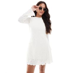 Miss Selfridge - Robe courte en jersey nouée dans le dos à texture variée - crème - Lyst