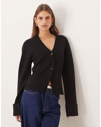 Gina Tricot - – langärmlige, geformte strickjacke - Lyst