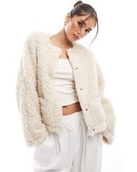 Pieces - Giacca Taglio Corto Color Crema Effetto Teddy - Lyst
