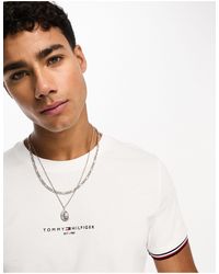 Tommy Hilfiger - T-shirt bianca con logo e bordi con righe a contrasto - Lyst