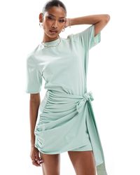 In The Style - Exclusive Wrap Tie Side Mini T-shirt Dress - Lyst