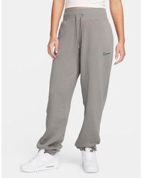 Nike - Joggers gris oscuro unisex con logo mediano - Lyst