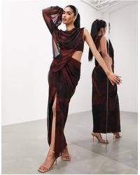 ASOS - Vestito lungo asimmetrico con una manica lunga drappeggiato a fiori sfumati rossi con dettaglio alla greca - Lyst