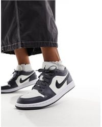 Nike - Air 1 low - sneakers basse da donna sporco e grigio scuro - Lyst