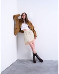 TOPSHOP - Mini-jupe style jupon en satin avec bordure contrastante en dentelle - huître - Lyst