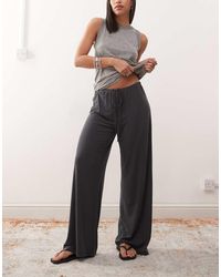 Weekday - Pantaloni Drappeggiati Super Morbidi A Fondo Ampio Neri - Lyst