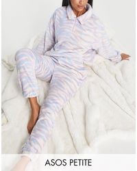 ASOS - Asos design petite - ensemble confort oversize avec sweat zippé et jogger en polaire tigrée ultra-douce - blanc et lilas - Lyst