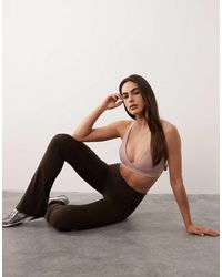4505 - V Neck Medium Support Sports Bra With Adjustable Straps - Lyst