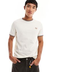 Fred Perry - T-shirt bianca con doppia riga a contrasto sui bordi e logo - Lyst
