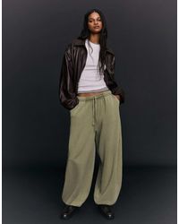 Bershka - Petite – flauschige barrel-hose - Lyst